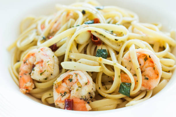 scampi di gamberi linguine con aglio e olio d'oliva. - linguine foto e immagini stock