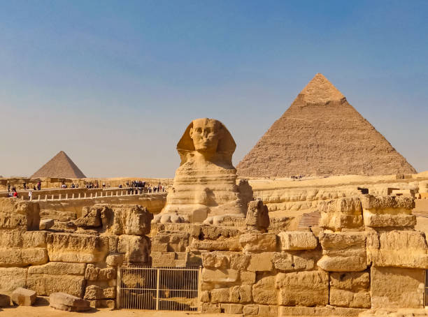древнеегипетской цивилизации. великий сфинкс - giza pyramids sphinx pyramid shape pyramid стоковые фото и изображения