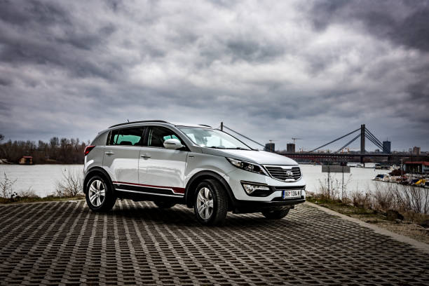 suv kia sportage 2,0 crdi awd o 4x4, color blanco, estacionado en las orillas del río sava, en el clima tormentoso con nubes sombrías. - europe bridge editorial eastern europe fotografías e imágenes de stock