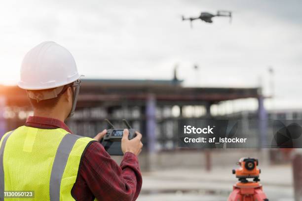 Ingenieur Landmeter Werken Met Drone Op Bouwplaats Stockfoto en meer beelden van Radiografisch bestuurd vliegtuig - Radiografisch bestuurd vliegtuig, Landmeter, Bouwplaats