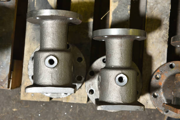 Factory production valves for water and gas. The lower part of the valves lie on a wooden panel and wait in line for processing on the machine to create a screw in the holes for assembly producción de la fábrica de grifos y válvulas para agua y gas. la parte inferior de las válvulas se encuentran en un panel de madera y esperar en línea para el procesamiento de la máquina para crear un tornillo en los agujeros para el montaje