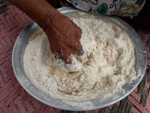 uma mulher é amassar a farinha - bread kneading making human hand - fotografias e filmes do acervo