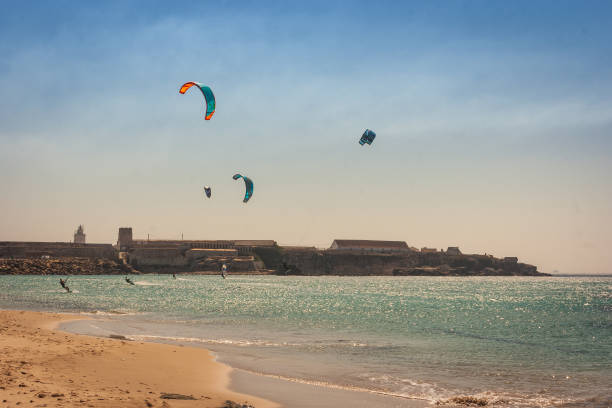 blick auf den strand von tarifa (playa de tarifa), berühmter ort für kite-surfen in andalusien, spanien. - tarifa stock-fotos und bilder