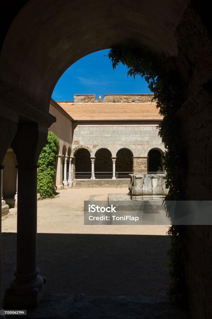 Cloister of the abbey of Sant Pere de Rodes, Spain. Cloister of the abbey of Sant Pere de Rodes. It is a former Benedictine monastery in the comarca of Alt Emporda, in the North East of Catalonia, Spain. Ancient Stock Photo