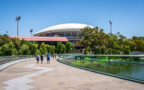 ludzie na brzegu rzeki zakrzywione kładka nad rzeką torrens i adelaide oval stadion w tle w adelaide sa australia - oval cricket ground zdjęcia i obrazy z banku zdjęć