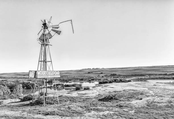 sinal de engraçado em um moinho de vento quebrado perto vredenburg. preto e branco - rural scene winter outdoors horizontal - fotografias e filmes do acervo