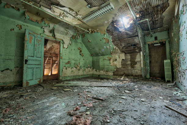 пустая комната - peeling paint abandoned old стоковые фото и изображения