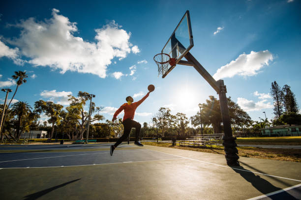 chico dominicano tiro baloncesto en la cancha de estados unidos en verano - miami basketball fotografías e imágenes de stock