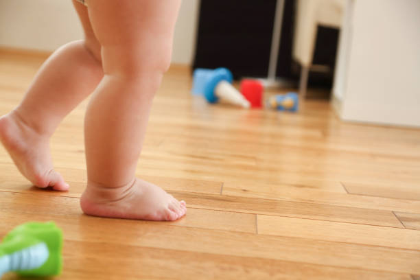 primi passi di un bambino - human foot barefoot sole of foot human toe foto e immagini stock