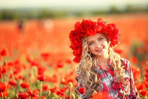 portrait of a girl on the street with a wreath of poppy flowers on the head - village traditional festival agricultural fair school carnival imagens e fotografias de stock