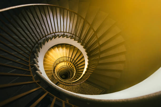 goldene wendeltreppe in einem alten gebäude - spiral staircase circle steps staircase stock-fotos und bilder