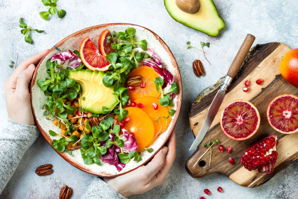 thuần chay, detox bát phật với đậu xanh rang nghệ, rau xanh, bơ, hồng, cam máu, các loại hạt và lựu. tầm nhìn trên cùng, căn hộ - thực phẩm chay bức ảnh hình ảnh sẵn có, bức ảnh & hình ảnh trả phí bản quyền một lần