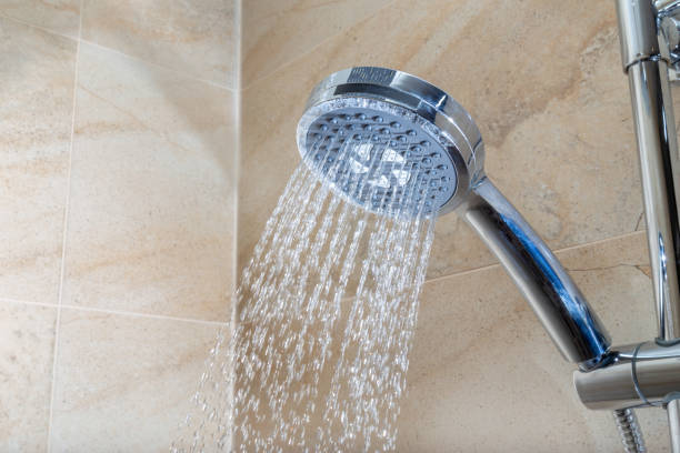 fließendes wasser des duschhahns - duschkopf stock-fotos und bilder