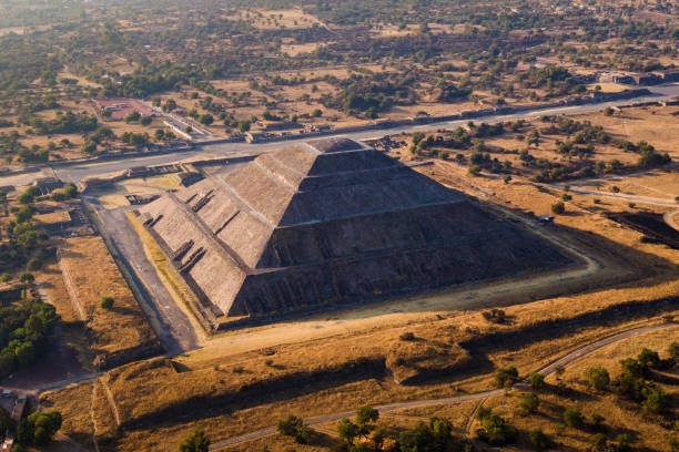 luftaufnahme der pyramide der sonne bei sonnenuntergang, teotihuacan, mexiko - teotihuacan stock-fotos und bilder