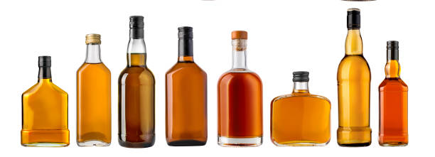 bottiglia di whisky isolata - alchol foto e immagini stock