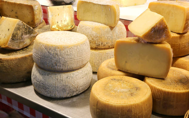 parmigiano e caciotta e altri formaggi stagionati in vendita - formaggio di pecora foto e immagini stock