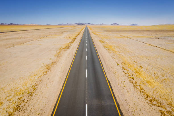 niekończąca się autostrada do horyzontu namibia road trip - straight road zdjęcia i obrazy z banku zdjęć