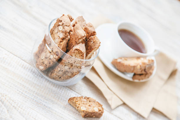 biscotti na jasnym tle. smaczne śniadanie. selektywne skupienie. - biscotti cookie coffee tea zdjęcia i obrazy z banku zdjęć