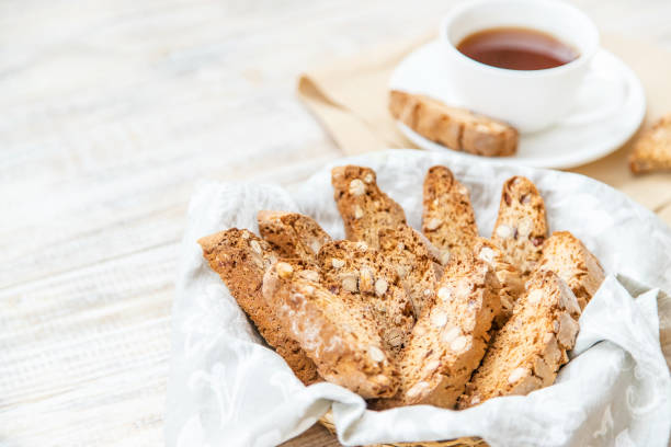 biscotti na jasnym tle. smaczne śniadanie. selektywne skupienie. - biscotti cookie coffee tea zdjęcia i obrazy z banku zdjęć