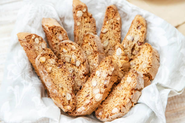 biscotti na jasnym tle. smaczne śniadanie. selektywne skupienie. - biscotti cookie coffee tea zdjęcia i obrazy z banku zdjęć