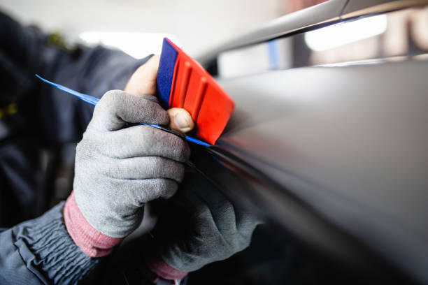 auto folie - glass car repairing auto repair shop stock-fotos und bilder
