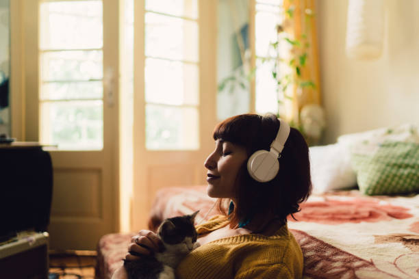 fille de passer le week-end à la maison - relaxation eyes closed women photography photos et images de collection