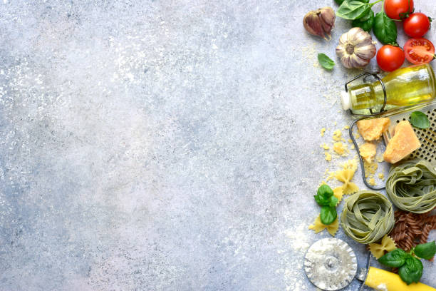ingredienti e oggetti di scena per cucinare il piatto tradizionale italiano - light vegetarian food garlic spice foto e immagini stock