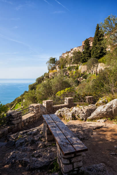 nietzsche path sicht nach eze village in frankreich - friedrich nietzsche stock-fotos und bilder