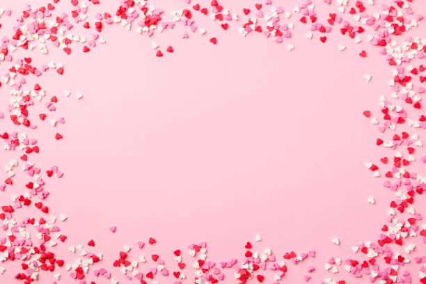 moldura de corações de açúcar no fundo rosa. romântico, conceito de dia de st valentines. vista superior. copie o espaço. - valentines candy - fotografias e filmes do acervo