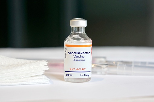 Virus de varicela Zoster en un frasco de vidrio para varicela photo