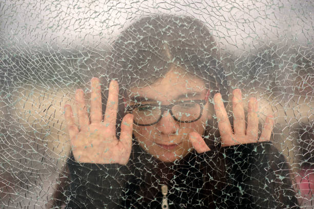 niña triste - broken window glass women fotografías e imágenes de stock