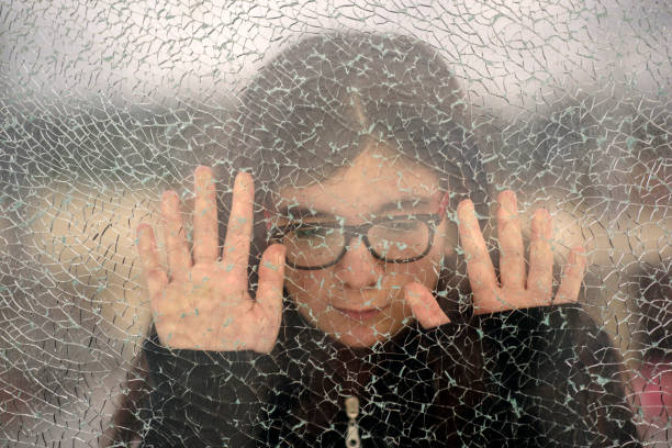 menina triste - broken window glass women - fotografias e filmes do acervo