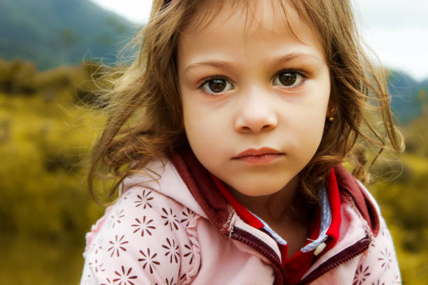 retrato de menina de 4 anos sério olhando para a câmera - child autumn nature human face - fotografias e filmes do acervo