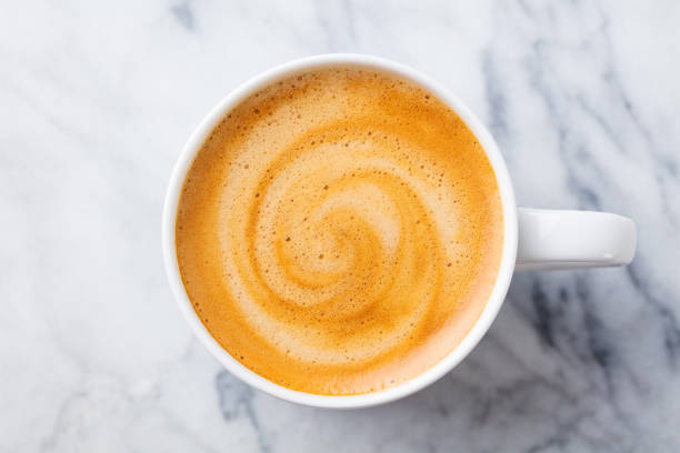 kaffee, espresso in weißen tasse marmortisch hintergrund. ansicht von oben. - latté stock-fotos und bilder