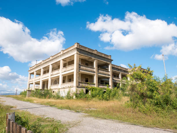 verlassenen alten krankenhaus in der gegend von puerto rico. - hurricane caribbean house storm stock-fotos und bilder