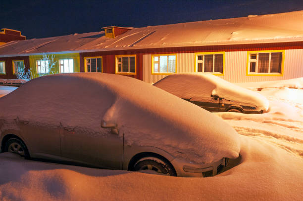 冬の夜、建物の中庭の車は、雪に流されました。
村古いウレンゴイ、ヤマル(西シベリア) - 太陽光パネル なし ストックフォトと画像