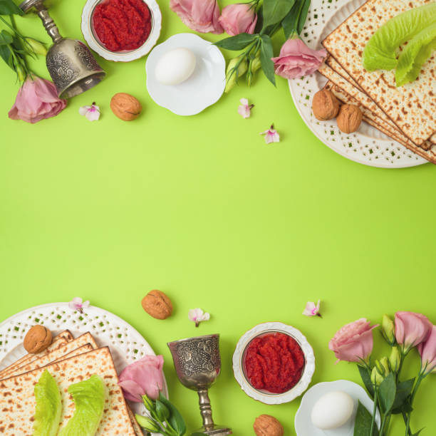 유태인 휴일 그리츠, 배경과 유월 절 seder 격판덮개와 봄 꽃. - matzo meal 뉴스 사진 이미지