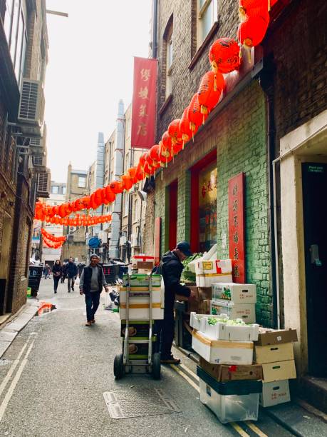 ruelle à chinatown, londres - semaine de la mode de londres photos et images de collection