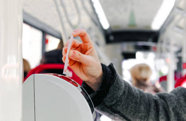 sfondo della mano del validator dell'inserto del biglietto bus - autobus italy foto e immagini stock