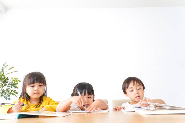 crianças estudando em cima da mesa - preschooler child chinese ethnicity asian ethnicity - fotografias e filmes do acervo