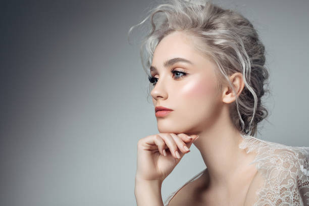 schöne frau mit make-up und stilvolle frisur - beauty fashion model make up blond hair stock-fotos und bilder