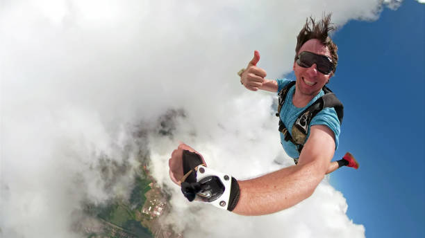 skydiver selfie z obiektywem rybiego oka - extreme sports parachute copy space parachuting zdjęcia i obrazy z banku zdjęć