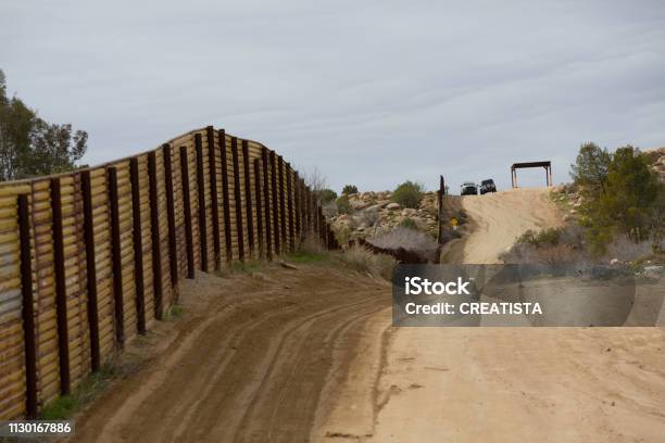 カリフォルニア州の障壁の壁の近くの国境パトロール車 - 地理的境界のストックフォトや画像を多数ご用意 - 地理的境界, アメリカ合衆国, メキシコ