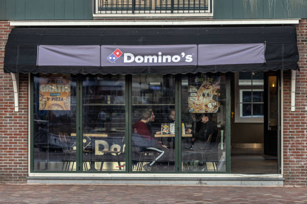 ingresso a domino's pizzas a volendam, paesi bassi - dominos pizza foto e immagini stock