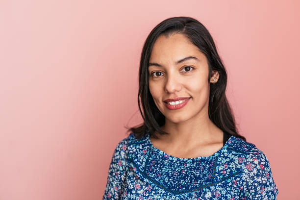 portrait of beautiful smiling mexican millennial woman - mexican ethnicity imagens e fotografias de stock