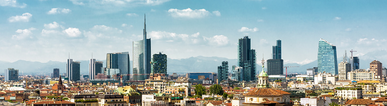 Vista panorámica de Milán en verano desde arriba, Italia photo