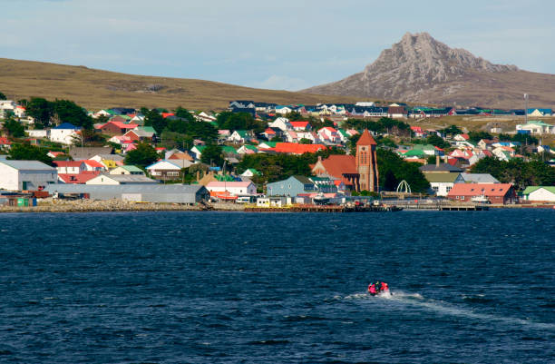 ポート スタンリーの港からの眺め - falkland islands ストックフォトと画像