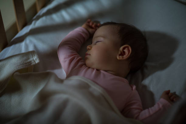 bambino che dorme sul letto - baby sleeping bedding teddy bear foto e immagini stock