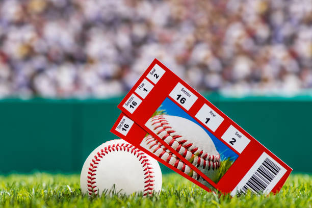 경기장의 잔디에서 야구에 티켓 스텁의 쌍 - baseballs baseball glove baseball sport 뉴스 사진 이미지