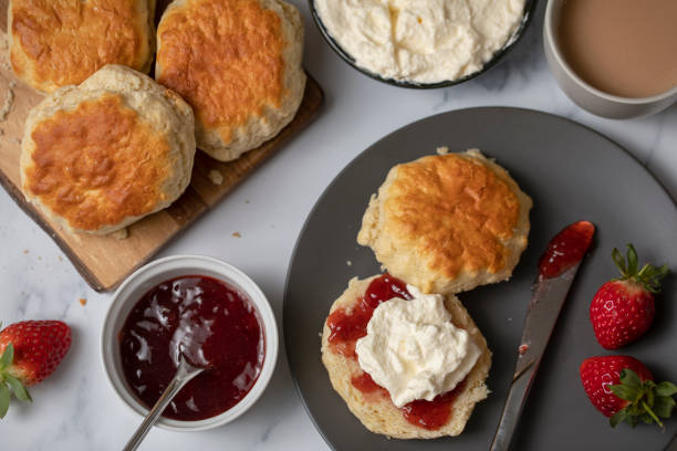 focaccine con marmellata di fragole e panna montata - afternoon tea scone tea cream foto e immagini stock